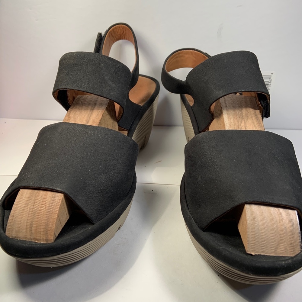 Clarks Artisan Womens Black Nubuck sandals